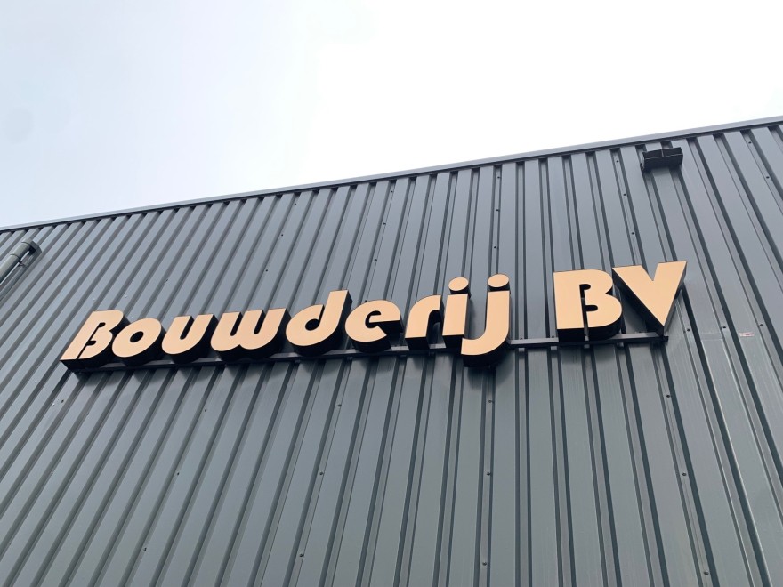 Gevel met logo bedrijfspand Bouwderij BV