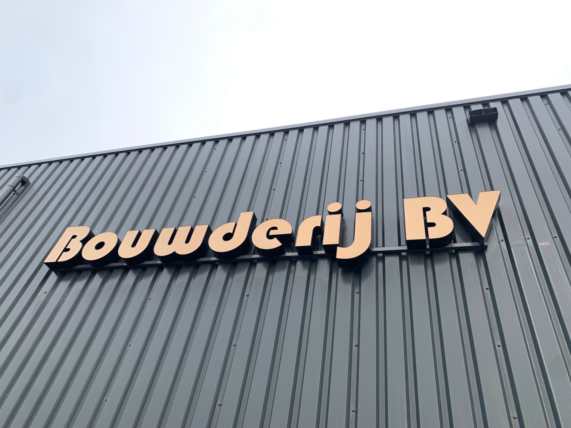 Gevel met logo bedrijfspand Bouwderij BV
